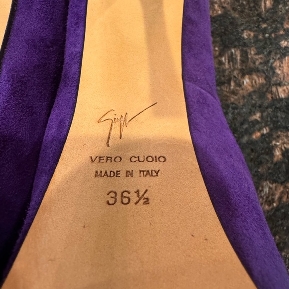 Giuseppe Zanotti
Giuseppe Zanotti Purple Suede Peep
Toe Platform Pumps Size 36.5 - Picture 4 of 9